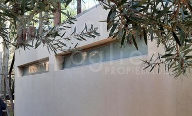 CASA 4 AMBIENTES C/GARAGE Y PARRILLA JARDÍN BARRIO COSTA ESMERALDA