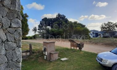 CASA 4 AMBIENTES C/GARAGE Y PARRILLA JARDÍN BARRIO COSTA ESMERALDA
