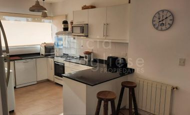 CASA 4 AMBIENTES C/GARAGE Y PARRILLA JARDÍN BARRIO COSTA ESMERALDA