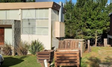 CASA 4 AMBIENTES C/GARAGE Y PARRILLA JARDÍN BARRIO COSTA ESMERALDA