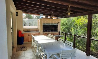 CASA 4 AMBIENTES C/GARAGE Y PARRILLA JARDÍN BARRIO COSTA ESMERALDA