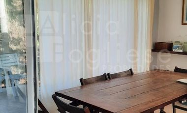 CASA 4 AMBIENTES C/GARAGE Y PARRILLA JARDÍN BARRIO COSTA ESMERALDA