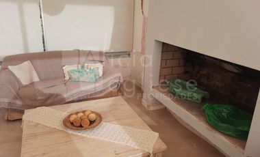 CASA 4 AMBIENTES C/GARAGE Y PARRILLA JARDÍN BARRIO COSTA ESMERALDA