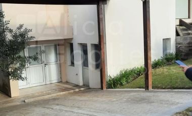 CASA 4 AMBIENTES C/GARAGE Y PARRILLA JARDÍN BARRIO COSTA ESMERALDA
