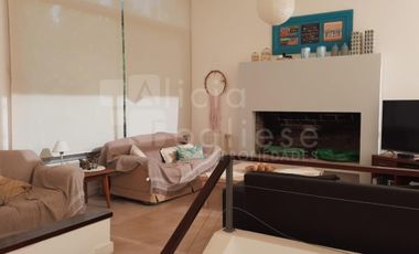 CASA 4 AMBIENTES C/GARAGE Y PARRILLA JARDÍN BARRIO COSTA ESMERALDA
