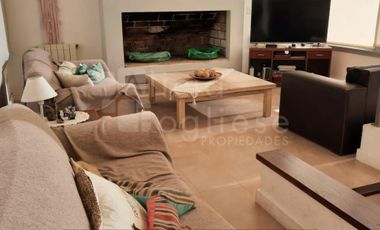 CASA 4 AMBIENTES C/GARAGE Y PARRILLA JARDÍN BARRIO COSTA ESMERALDA