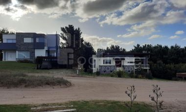 CASA 4 AMBIENTES C/GARAGE Y PARRILLA JARDÍN BARRIO COSTA ESMERALDA