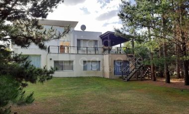 CASA 4 AMBIENTES C/GARAGE Y PARRILLA JARDÍN BARRIO COSTA ESMERALDA