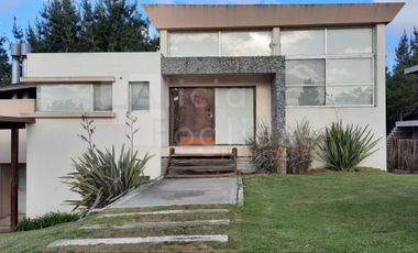 CASA 4 AMBIENTES C/GARAGE Y PARRILLA JARDÍN BARRIO COSTA ESMERALDA