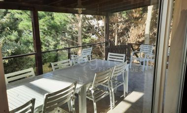 CASA 4 AMBIENTES C/GARAGE Y PARRILLA JARDÍN BARRIO COSTA ESMERALDA