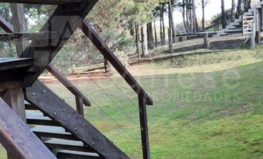 CASA 4 AMBIENTES C/GARAGE Y PARRILLA JARDÍN BARRIO COSTA ESMERALDA