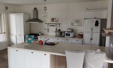 EXCELENTE CASA DE TRES DORMITORIOS CON VISTA PANORAMICA AL PARQUE GALERIA SEMICUBIERTA CON HORNO Y PARRILLA BODEGA EN SUBSUELO CANCHA DE PADLE VIDRIAD