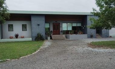 EXCELENTE CASA DE TRES DORMITORIOS CON VISTA PANORAMICA AL PARQUE GALERIA SEMICUBIERTA CON HORNO Y PARRILLA BODEGA EN SUBSUELO CANCHA DE PADLE VIDRIAD
