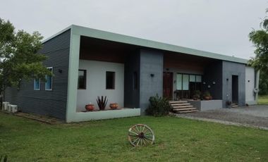 EXCELENTE CASA DE TRES DORMITORIOS CON VISTA PANORAMICA AL PARQUE GALERIA SEMICUBIERTA CON HORNO Y PARRILLA BODEGA EN SUBSUELO CANCHA DE PADLE VIDRIAD