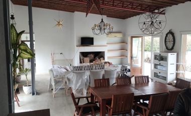 EXCELENTE CASA DE TRES DORMITORIOS CON VISTA PANORAMICA AL PARQUE GALERIA SEMICUBIERTA CON HORNO Y PARRILLA BODEGA EN SUBSUELO CANCHA DE PADLE VIDRIAD