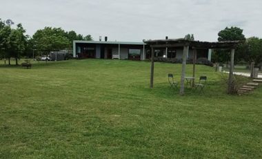 EXCELENTE CASA DE TRES DORMITORIOS CON VISTA PANORAMICA AL PARQUE GALERIA SEMICUBIERTA CON HORNO Y PARRILLA BODEGA EN SUBSUELO CANCHA DE PADLE VIDRIAD