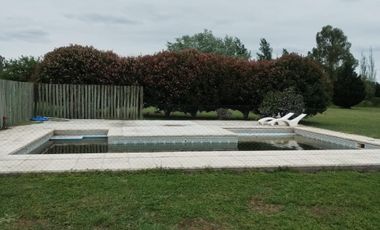 EXCELENTE CASA DE TRES DORMITORIOS CON VISTA PANORAMICA AL PARQUE GALERIA SEMICUBIERTA CON HORNO Y PARRILLA BODEGA EN SUBSUELO CANCHA DE PADLE VIDRIAD