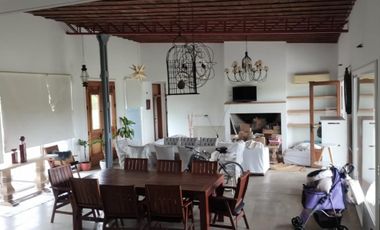 EXCELENTE CASA DE TRES DORMITORIOS CON VISTA PANORAMICA AL PARQUE GALERIA SEMICUBIERTA CON HORNO Y PARRILLA BODEGA EN SUBSUELO CANCHA DE PADLE VIDRIAD