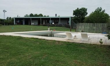 EXCELENTE CASA DE TRES DORMITORIOS CON VISTA PANORAMICA AL PARQUE GALERIA SEMICUBIERTA CON HORNO Y PARRILLA BODEGA EN SUBSUELO CANCHA DE PADLE VIDRIAD