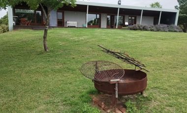 EXCELENTE CASA DE TRES DORMITORIOS CON VISTA PANORAMICA AL PARQUE GALERIA SEMICUBIERTA CON HORNO Y PARRILLA BODEGA EN SUBSUELO CANCHA DE PADLE VIDRIAD