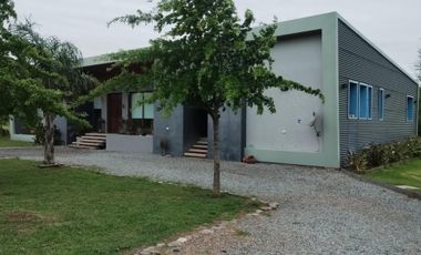 EXCELENTE CASA DE TRES DORMITORIOS CON VISTA PANORAMICA AL PARQUE GALERIA SEMICUBIERTA CON HORNO Y PARRILLA BODEGA EN SUBSUELO CANCHA DE PADLE VIDRIAD
