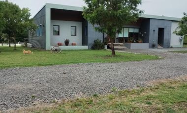 EXCELENTE CASA DE TRES DORMITORIOS CON VISTA PANORAMICA AL PARQUE GALERIA SEMICUBIERTA CON HORNO Y PARRILLA BODEGA EN SUBSUELO CANCHA DE PADLE VIDRIAD