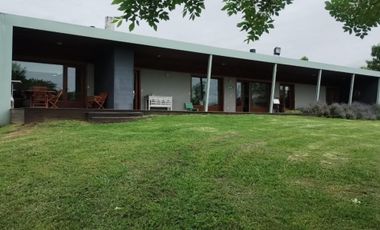 EXCELENTE CASA DE TRES DORMITORIOS CON VISTA PANORAMICA AL PARQUE GALERIA SEMICUBIERTA CON HORNO Y PARRILLA BODEGA EN SUBSUELO CANCHA DE PADLE VIDRIAD