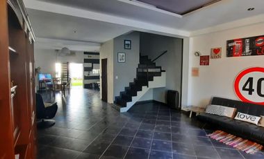 Excelente duplex 4 amb. con fondo libre PERMUTO