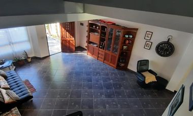Excelente duplex 4 amb. con fondo libre PERMUTO