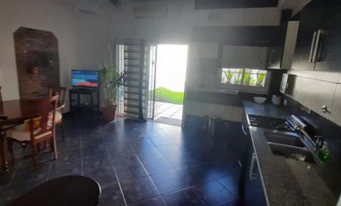 Excelente duplex 4 amb. con fondo libre PERMUTO