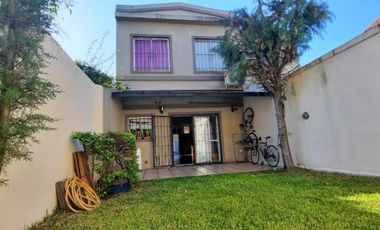 Excelente duplex 4 amb. con fondo libre PERMUTO