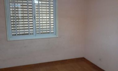 Casa de cinco ambientes a la venta en José C Paz