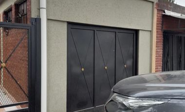 Casa de cinco ambientes a la venta en José C Paz