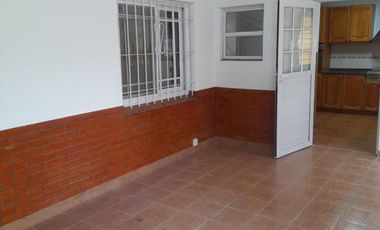 Casa de cinco ambientes a la venta en José C Paz