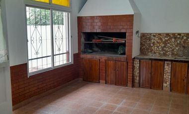 Casa de cinco ambientes a la venta en José C Paz