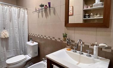 Casa de 5 AMBIENTES en venta