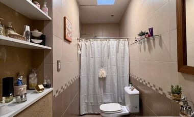 Casa de 5 AMBIENTES en venta