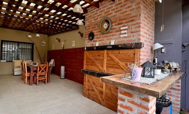 Casa de 5 AMBIENTES en venta