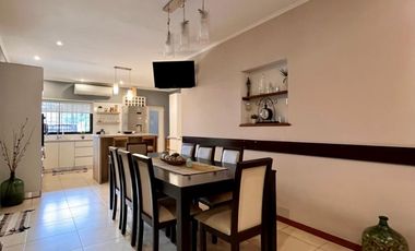 Casa de 5 AMBIENTES en venta