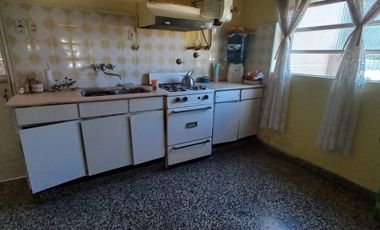 VENTA de hermosa casa, muy luminosa y cómoda, en la localidad de Villa Iris