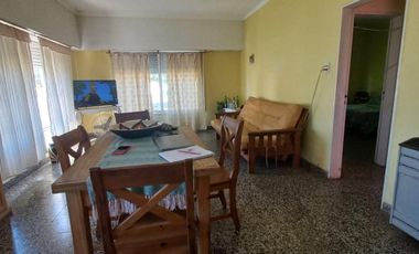 VENTA de hermosa casa, muy luminosa y cómoda, en la localidad de Villa Iris