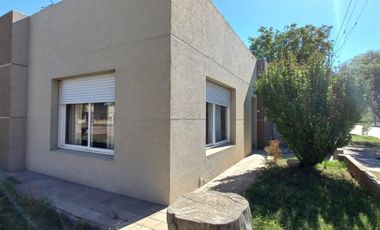 VENTA de hermosa casa, muy luminosa y cómoda, en la localidad de Villa Iris
