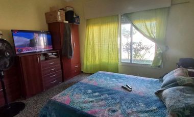 VENTA de hermosa casa, muy luminosa y cómoda, en la localidad de Villa Iris