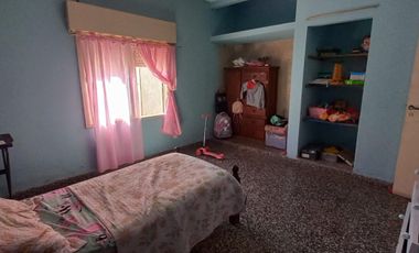 VENTA de hermosa casa, muy luminosa y cómoda, en la localidad de Villa Iris