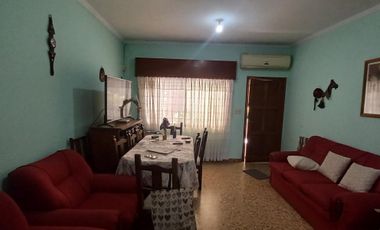 CASA 3 AMB. CON PARQUE, COCH. Y DPTO. 2 AMB. S/LOTE PROPIO EN VENTA EN LANUS E.
