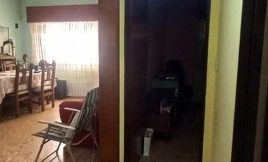 CASA 3 AMB. CON PARQUE, COCH. Y DPTO. 2 AMB. S/LOTE PROPIO EN VENTA EN LANUS E.