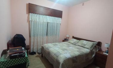 CASA 3 AMB. CON PARQUE, COCH. Y DPTO. 2 AMB. S/LOTE PROPIO EN VENTA EN LANUS E.