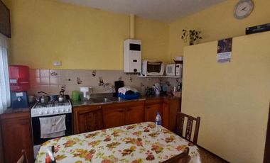 CASA 3 AMB. CON PARQUE, COCH. Y DPTO. 2 AMB. S/LOTE PROPIO EN VENTA EN LANUS E.