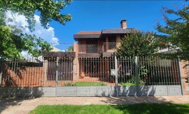 Chalet 5 Ambientes con Cochera y Parque en Venta en Colinas de Peralta Ramos