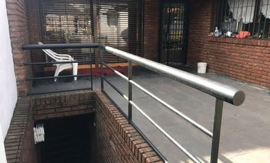 CASA DE 4 AMBIENTES CON PILETA.